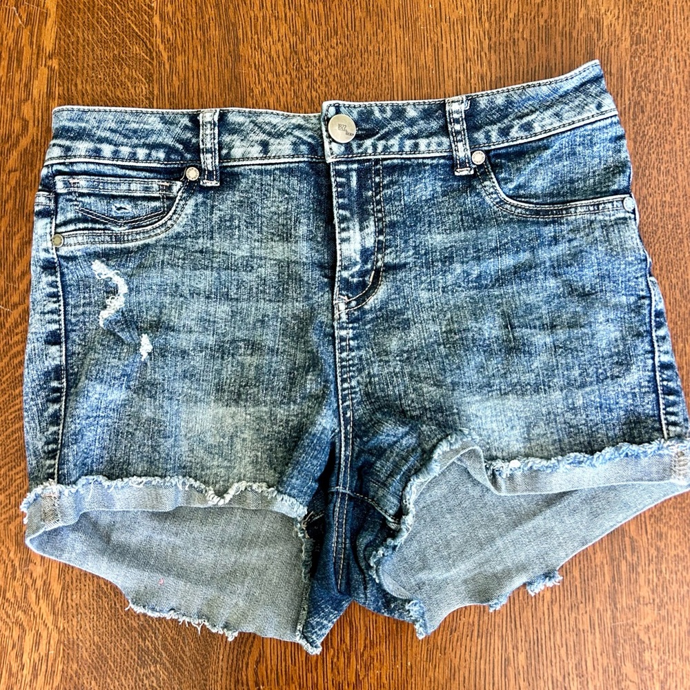 1822 Denim high rise acid wash distressed stretchy jean shorts. Size 29